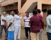 డ్రైనేజీ మ్యాన్‌హోల్‌పై ఇంటి మెట్ల నిర్మాణం