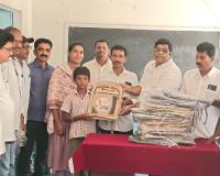 ఎమ్మెల్యే జన్మదినం సందర్భంగా విద్యార్థులకు బ్యాగులు పంపిణీ