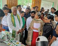 రైతులు ప్రత్యామ్నాయ పంటల సాగును చేపట్టాలి