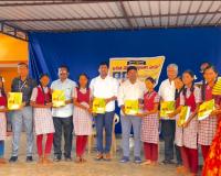 విద్యార్థులకు ఉచిత నోట్ పుస్తకాల పంపిణీ