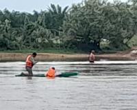 గోదావరి వరదల్లో సిఐ , ఎస్ ఐ సాహస యాత్ర 
