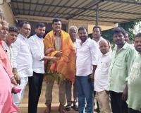 షాబాద్ సీఐ లక్ష్మీ రెడ్డిని మర్యాదపూర్వకంగా కలిసిన మద్దూరు సర్పంచ్, ఉప సర్పంచ్