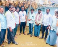 మృతిరాలి కుటుంబానికి ఆర్థిక సహాయం అందజేసిన