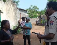 వివాహిత ప్రాణాలు కాపాడిన  పోలీసులు
