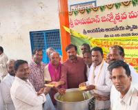అంగడిపేట ఆంజనేయస్వామి ఆలయం వద్ద పులిహోర పంపిణీ