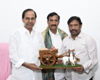 మాజీ ముఖ్యమంత్రి కేసీఆర్ ను మర్యాదపూర్వకంగా కలిసిన గోలి సంతోష్
