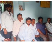 మెట్రో ఈవినింగ్ జర్నలిస్ట్ ను పరామర్శించిన రేగోడ్ మండల బిఆర్ఎస్ పార్టీ నాయకులు