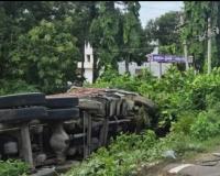 పోలీస్ స్టేషన్ ముందు లారీ బోల్తా
