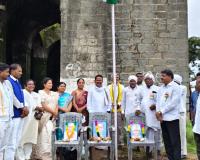 ఉట్నూర్‌లో ఆత్రం వంశీయుల చారిత్రక కోటపై జాతీయ జెండా ఆవిష్కరణ