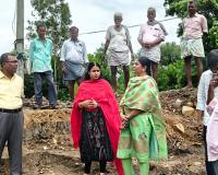 జలసిరిలో భాగంగా ఫారం పాండ్‌ నిర్మాణం.. రైతు అంజయ్యకు అభినందనలు