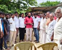బైరు అనిత కుటుంబాన్ని పరామర్శించిన త్రిష