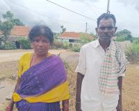 అమాయకుల బియ్యాన్ని మింగేస్తున్న రేషన్ డీలర్?