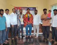 ఉద్యోగానికి ఎంపికైన యువకులకు అభినందనలు