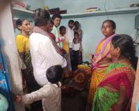 మున్సిపల్ కార్మికుని అంత్యక్రియల డబ్బుల కోసం కార్మికుల ఆందోళన.