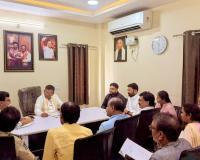రోడ్ల విస్తరణపై అధికారులతో ఎమ్మెల్యే సమీక్ష