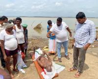 గోదావరి నదిలో గుర్తు తెలియని మృతి దేహం లభ్యం