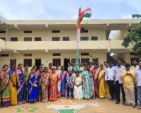 జాతీయ జెండా ఆవిష్కరణ.. దేశభక్తి గీతాలతో కోలాహలం