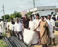 మంగనూరు గ్రామంలో రైతులకు స్ప్రింక్లర్ పైపులను పంపిణీ
