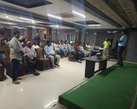 ప్రమాదాలపై తాపీ మేస్త్రి లకు హెల్మెట్ల పంపిణీ