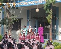రేగోడు కస్తూర్బా గాంధీ పాఠశాలలో సమయపాలన పాటించని ఉపాధ్యాలు