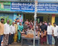 విద్యార్థులకు స్టీల్ వాటర్ బాటిల్స్ పంపిణీ