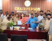 పాత వేతనాలకై కృషి చేస్తా :  చైర్ పర్సన్ సంధ్యారాణి 