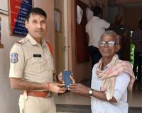 నిజాయితీ చాటుకున్న వృద్ధుడు