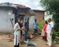 శిధిలావస్థలో నాలుగు ఇండ్లు.
