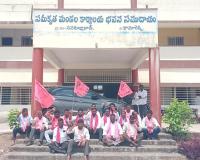 నసురుల్లాబాద్ బిఆర్ఎస్ పార్టీ ఆధ్వర్యం లో ధర్నా.