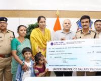 రోడ్డు ప్రమాదం లో మృతి చెందిన కానిస్టేబుల్‌ కుటుంబానికి  ₹ 1 కోటి బీమా చెక్కు