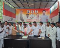సుదర్శన్ రెడ్డి పుట్టినరోజు సందర్బంగా కేక్ కట్ చేసిన కాంగ్రెస్ నాయకులు