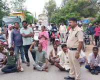 కేంద్ర ప్రభుత్వం తీసుకువచ్చిన యాప్ ద్వారా ఎరువులు కొనుగోలులు రైతులకు శాపంగా మారాయి 