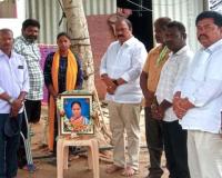 పాము కాటుతో మరణించిన పరామర్శించిన కుటుంబ సభ్యులను 