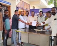 రోడ్డు పక్కన ప్రమాదకరంగా ఉన్న విద్యుత్ ట్రాన్స్‌ఫార్మర్‌ను వెంటనే తొలగించాలి