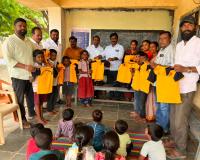 ముద్దాపూర్ లో విద్యార్థులకు ఉచితంగా స్పోర్ట్స్ డ్రెస్సుల పంపిణీ