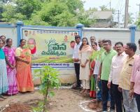 వనమహోత్సవంలో మొక్కలు నాటిన మేయర్, కమిషనర్