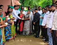 స్మార్ట్ రేషన్ కార్డులు పంపిణి చేసిన సొసైటీ చైర్మన్ : ఎర్రబెల్లి రఘుపతి రావు 
