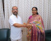ఎమ్మెల్యే నాయిని రాజేందర్ రెడ్డి కి రాఖీ కట్టిన ఎంపీ కావ్య 