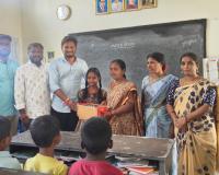 విద్యార్థులకు రజిత ఫౌండేషన్‌ షూస్‌ పంపిణీ