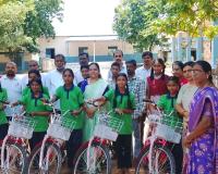 విద్యార్థినులకు సైకిళ్ల పంపిణీ