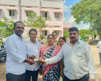 ఎర్రకుంట తండాలో స్మార్ట్ రేషన్ కార్డుల పంపిణీ చేసిన సర్పంచ్  కృష్ణ నాయక్