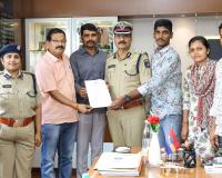 ఖాకీ యూనిఫామ్ వెనుక కన్నపేగు తపన