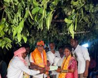 పేద కుటుంబ వివాహానికి కార్పొరేటర్ గుండా సంతోష్ ఆర్థిక చేయూత