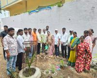 మహాలక్ష్మి ఆలయంలో మొక్కలు నాటిన మున్సిపల్ చైర్‌పర్సన్ బండారి అనూష సతీష్ 
