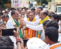 బర్త్ డే వేడుకలతో భారీగా ట్రాఫిక్ జామ్