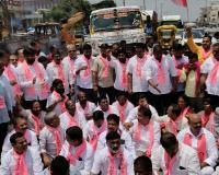 పటాన్‌చెరులో జాతీయ రహదారిపై నిరసన ధర్నా
