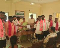కాంగ్రెస్‌ ప్రభుత్వం హామీలు అమలు చేయాలి.