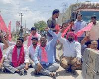 బిఆర్ఎస్ ఎమ్మెల్యేల పై పోలీస్ దాడిని ఖండిస్తూ రాస్తారోకో
