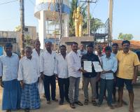 గాజులపల్లిలో సీఎంఆర్‌ఎఫ్‌ చెక్కుల పంపిణీ