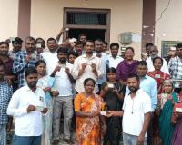 ఫత్లాపూర్‌లో రేషన్ కార్డులు, గోడ గడియారాల పంపిణీ
